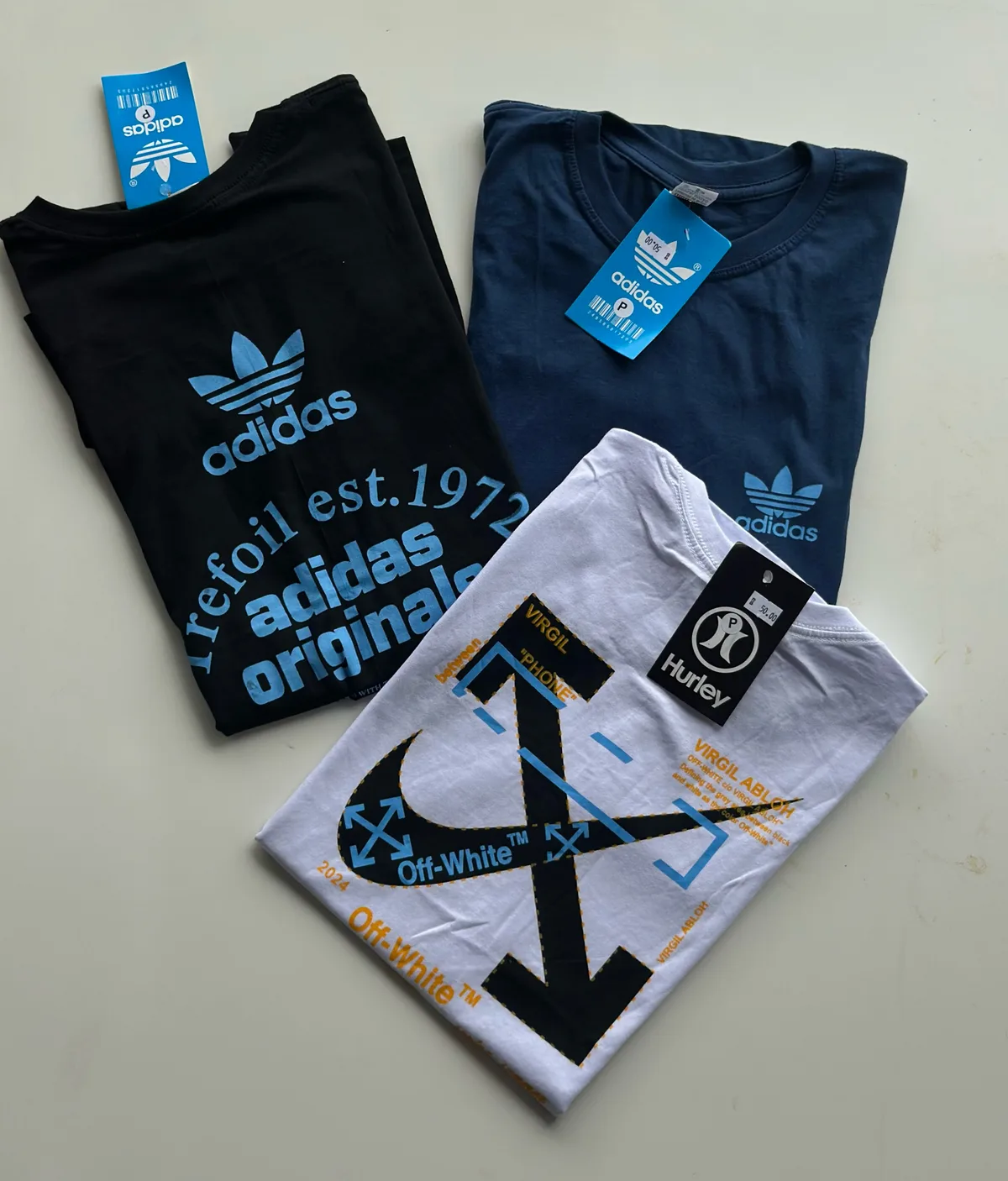 Camiseta, 3 por R$ 120, ângulo 1 de 3