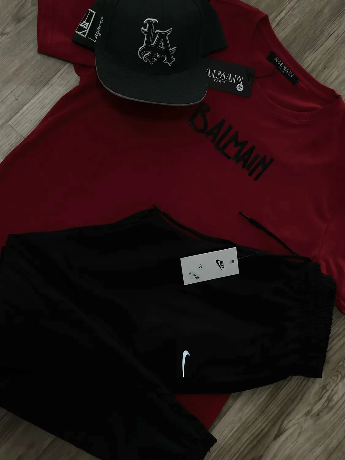 Combo boné, camiseta e calça corta-vento