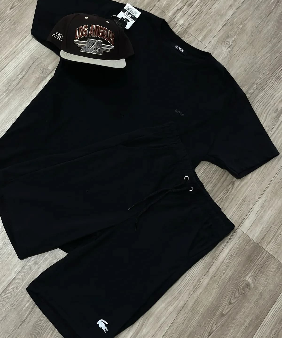 Combo camiseta, bermuda e boné