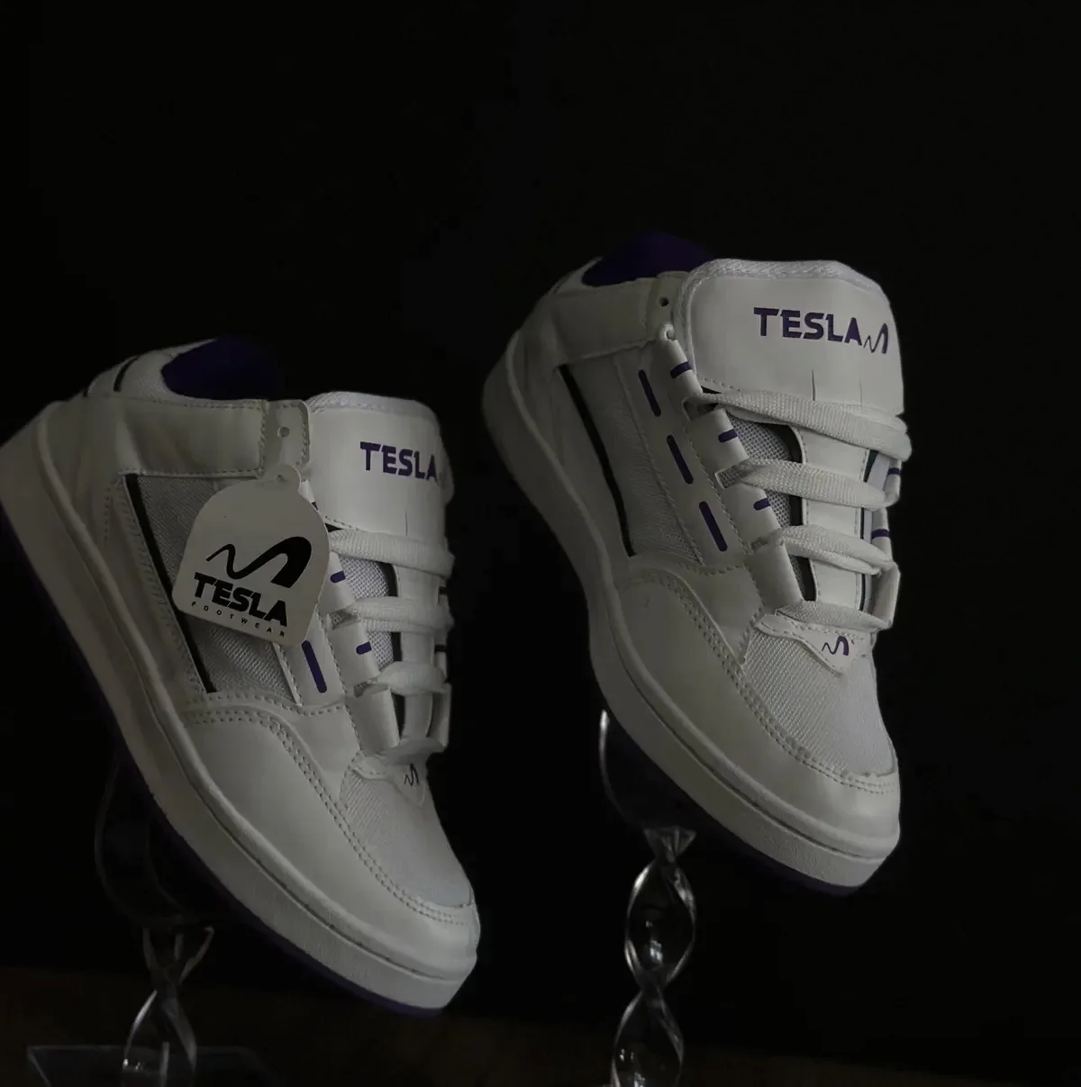 Tênis Tesla branco, ângulo 1 de 2