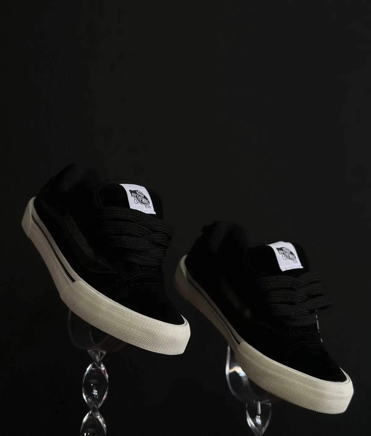 Vans Knu Skool preto, ângulo 1 de 2
