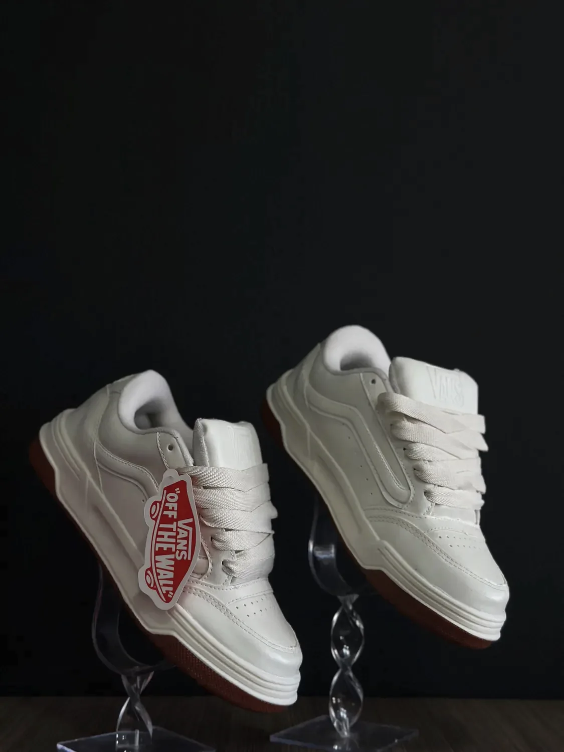 Vans Old Skool Gum White no estúdio preto da loja
